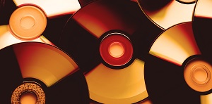 DVDs in Großaufnahme bräunlich schimmernd
