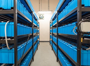 black racks mit many connected blue storage batteries