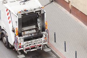 waste collection vehicle with rear loading and press plate