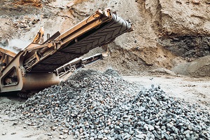 screening machine screening rock with two different conveyor belts