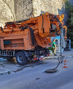 sewage vehicle with flushing hose ans suction tube