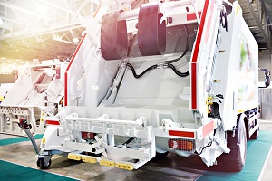 lifting system for waste cans at the rear of a waste collection vehicle